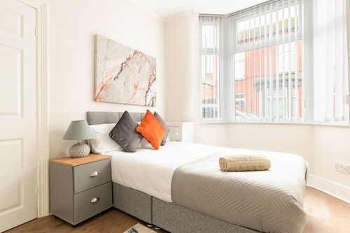 3 Bed House - Sleeps 7 - Garden - Parking - Wifi