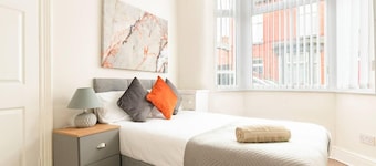 3 Bed House - Sleeps 7 - Garden - Parking - Wifi