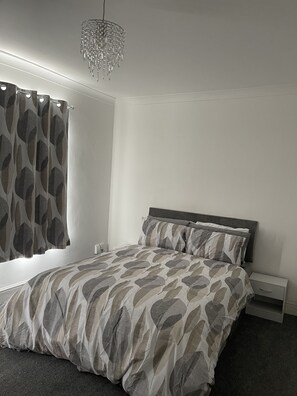 5 bedrooms, WiFi, bed sheets - Central house next to Swansea train station (Swansea)