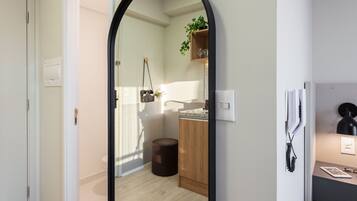 Studio Casal | Bathroom | Shower, hair dryer, towels, soap