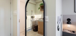 Studio Casal | Salle de bain | Douche, sèche-cheveux, serviettes fournies, savon