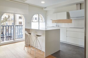 Kühlschrank, Mikrowelle, Ofen, Geschirrspüler