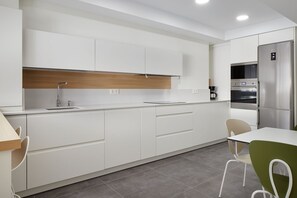 Kühlschrank, Mikrowelle, Ofen, Geschirrspüler