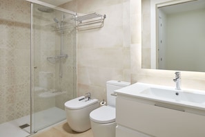 Shower, hair dryer, towels