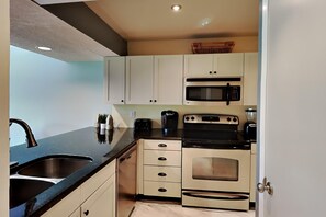 冰箱、微波炉、烤箱、炉灶