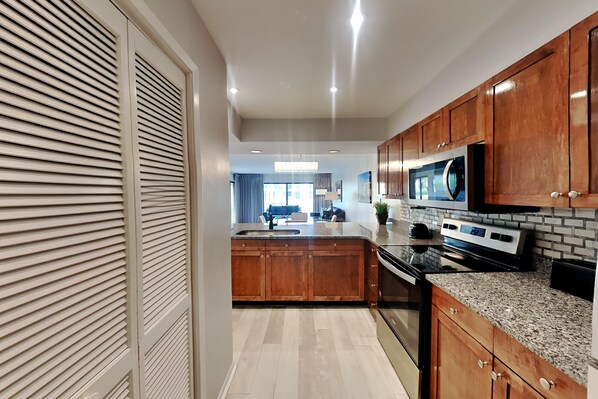 Réfrigérateur, four à micro-ondes, un four, surface de cuisson