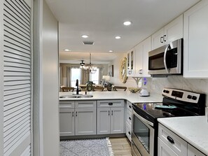 Kjøleskap, mikrobølgeovn, ovn og kokeplater