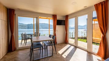 Appartamento Deluxe, vista lago | 2 camere, tende oscuranti, Wi-Fi gratuito, lenzuola