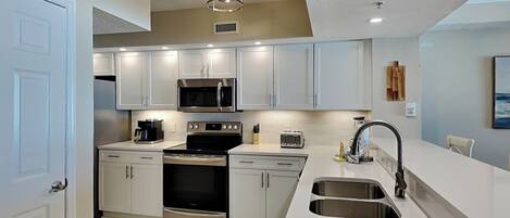 Kühlschrank, Mikrowelle, Ofen, Herdplatte