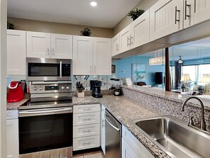 Refrigerador, microondas, horno y parrilla de estufa 