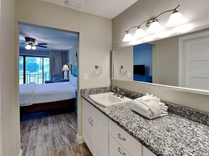 1 bedroom, desk, iron/ironing board, WiFi