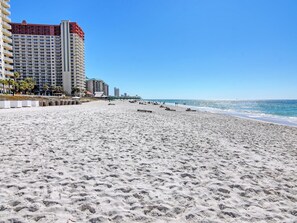 På stranden
