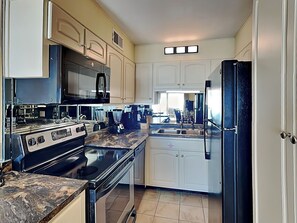 Refrigerador, microondas, horno y parrilla de estufa 