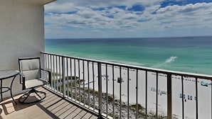 Un balcon avec vue sur l’océan et la plage.