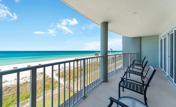 Un balcone con vista sulla spiaggia e sull'oceano.