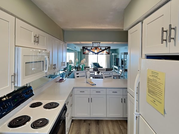 Réfrigérateur, four à micro-ondes, un four, surface de cuisson