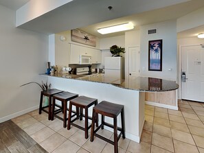 Kjøleskap, mikrobølgeovn, ovn og kokeplater