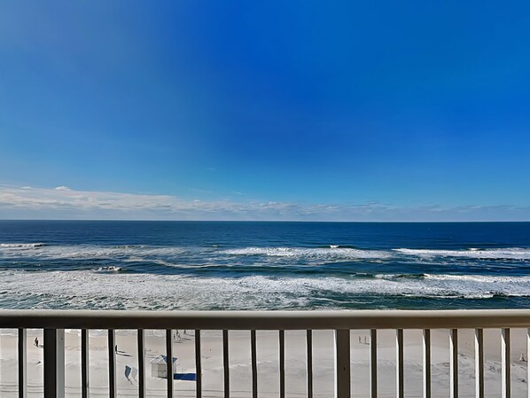 On the beach - Gulf Front Condo, Breathtaking Views and Resort Amenities (Panama City Beach)