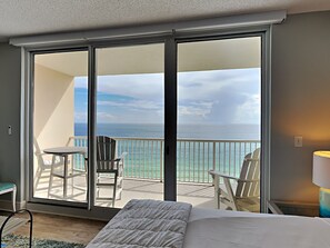 Tabla de planchar con plancha, wifi y ropa de cama 