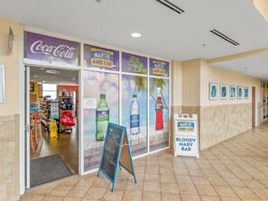 Ein Geschäft mit einem Coca-Cola-Schild, einem Majestic Market & Bar und einem Schild für die Bloody Mary Bar.