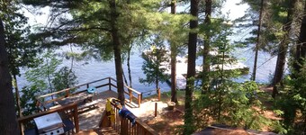 Lakefront Family Cottage with Tennis Court!