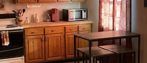 Frigorifero, microonde, forno, piano cottura