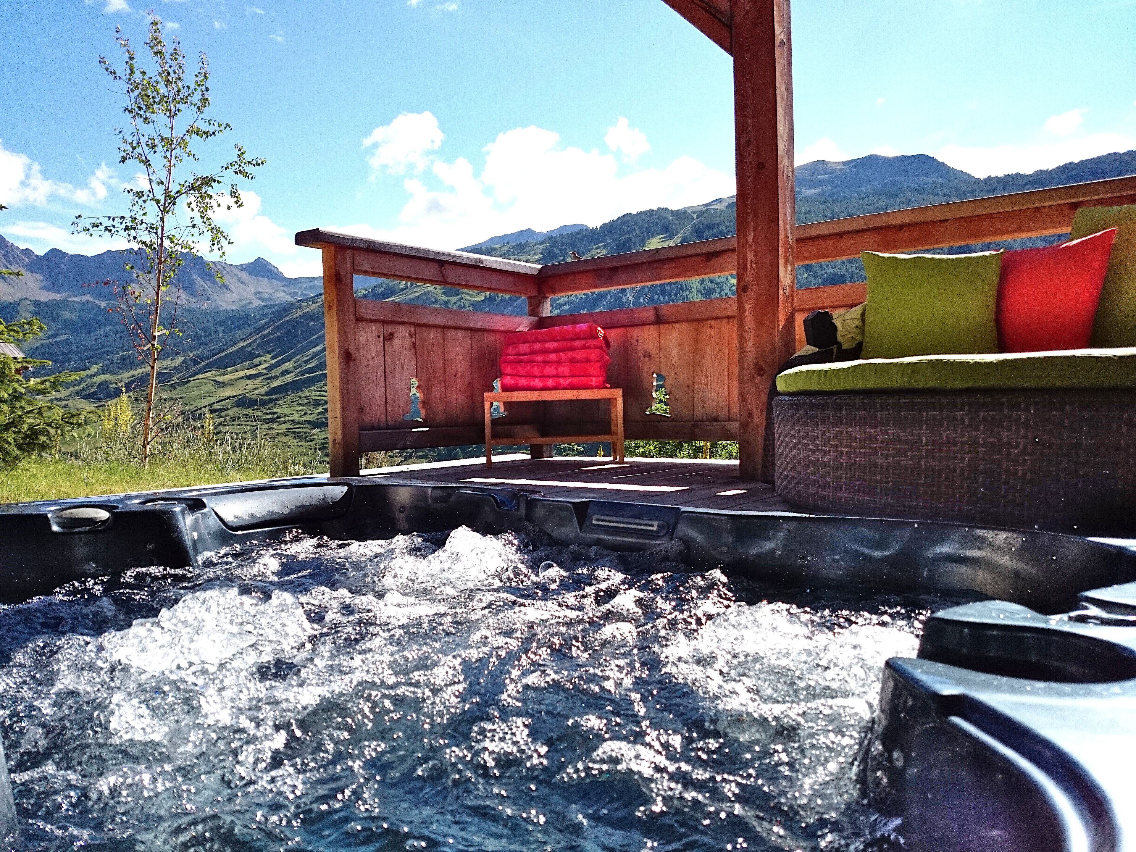 La vue du jacuzzi en été, chauffé toute l'année à 37°.  