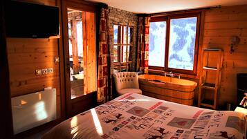 6 slaapkamers, een bureau, een strijkplank/strijkijzer, reisbedje