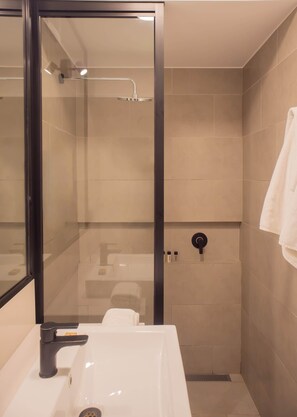 Shower, hair dryer, towels, shampoo