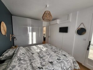 1 bedroom, iron/ironing board, travel cot, free WiFi - Apartment type T2 bis town center all on foot near beach (Cavalaire-sur-Mer)