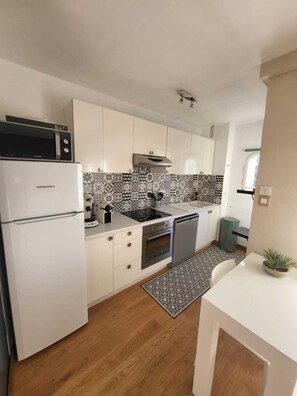 Kühlschrank, Mikrowelle, Herdplatte, Geschirrspüler