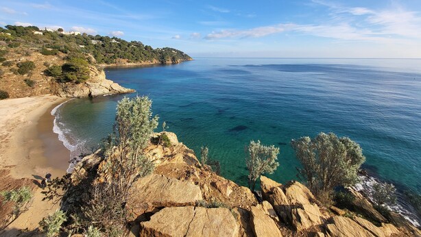 A coastal landscape with a beach, rocky outcrops, and clear blue sea. - Apartment type T2 bis town center all on foot near beach (Cavalaire-sur-Mer)
