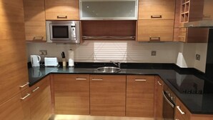 Deluxe Apartment | Private kitchen | Fridge, microwave, oven, dishwasher
