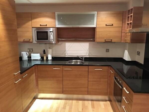 Deluxe Apartment | Private kitchen | Fridge, microwave, oven, dishwasher