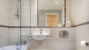Deluxe Apartment | Bathroom | Towels
