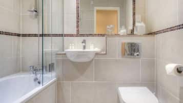 Deluxe Apartment | Bathroom | Towels