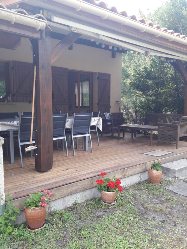 Outdoor dining - Villa with swimming pool on the edge of the forest and cycle path (Hourtin)