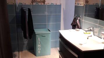 Shower, hair dryer, towels