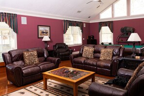 Smart TV, fireplace, DVD player, table football - Farmhouse on Beautiful Bison Farm (Opelika)
