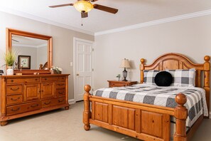 4 bedrooms, desk, iron/ironing board, travel cot - Farmhouse on Beautiful Bison Farm (Opelika)