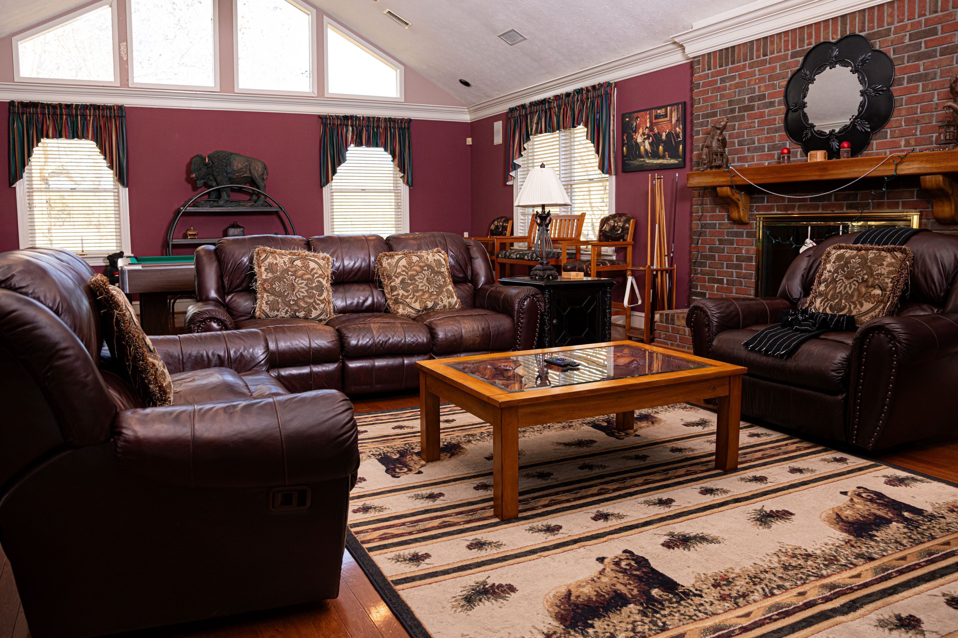 TV connectée, cheminée, lecteur de DVD, baby-foot