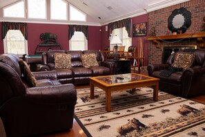 TV connectée, cheminée, lecteur de DVD, baby-foot