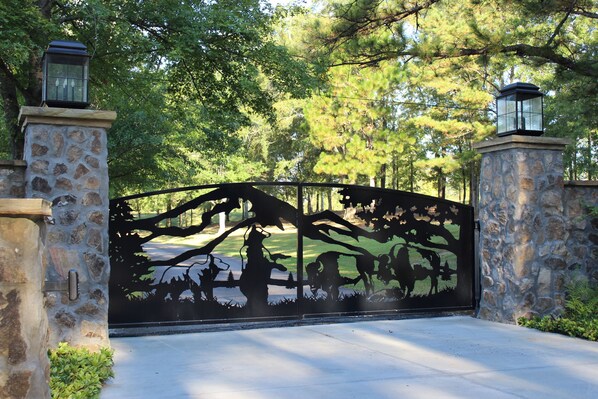 Property grounds - Farmhouse on Beautiful Bison Farm (Opelika)