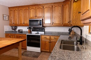 Fridge, microwave, oven, stovetop - Farmhouse on Beautiful Bison Farm (Opelika)