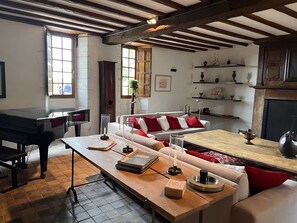 Fireplace, ping pong, books, stereo