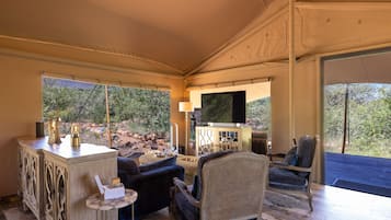 Royal Room | Living area | 65-inch flat-screen TV with digital channels, TV, video-game console
