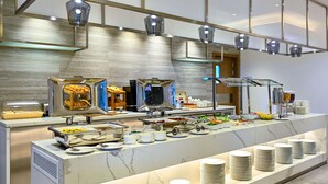 A buffet setup with various food stations and a marble countertop. - Comfort Hotel Riyadh Olaya (Riyadh)