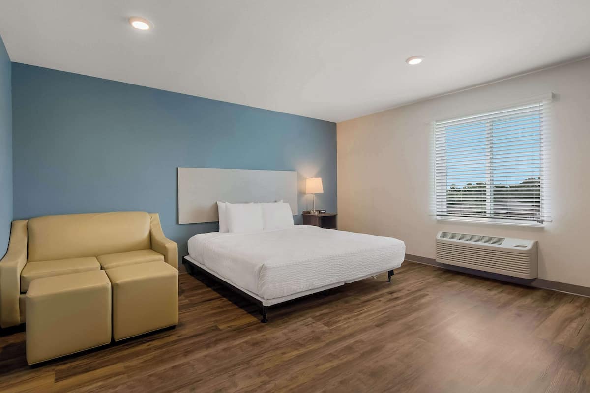 Room, 1 King Bed with Sofa bed, Accessible, Non Smoking | Desk, free WiFi, bed sheets