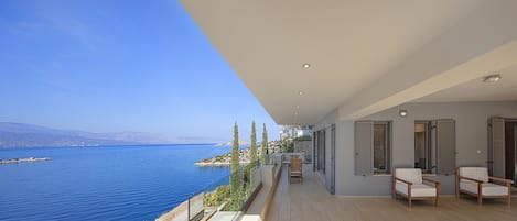 Villa | 4 bedrooms, desk, soundproofing, Internet