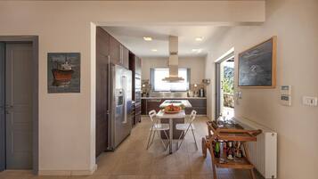 4 bedrooms, desk, soundproofing, Internet